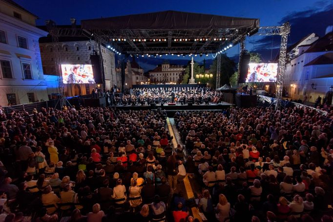 Snímek z open air koncertu České filharmonie na Hradčanském náměstí roku 2018.