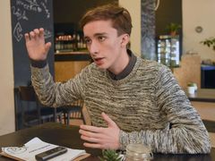 Studentský aktivista a novinář Jakub Čech během rozhovoru v kavárně Prostor.