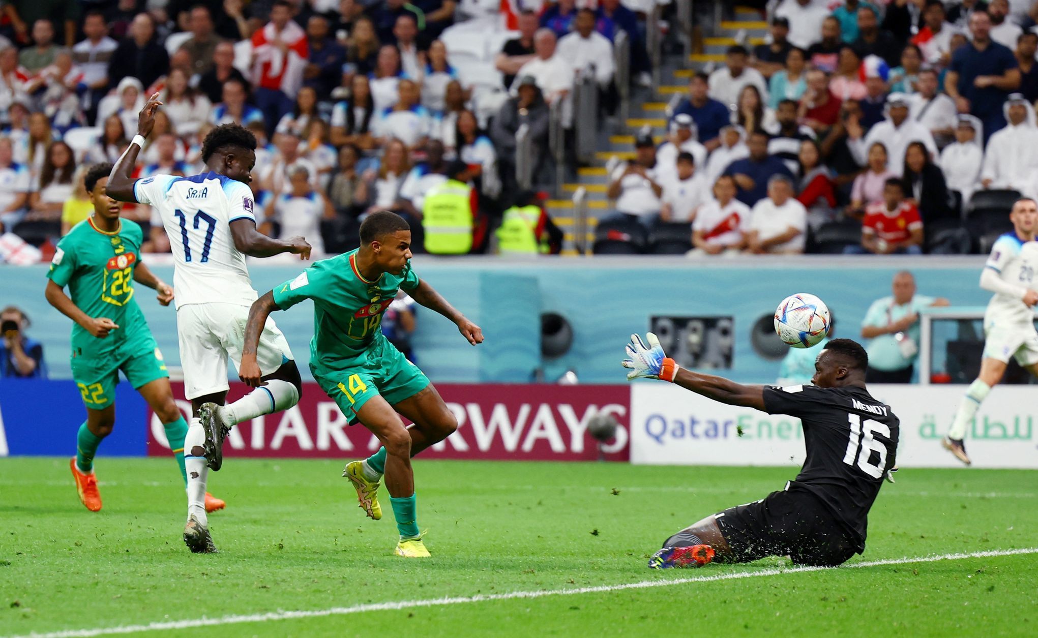 Bukayo Saka dává gól v osmifinále MS 2022 Anglie - Senegal