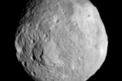 Americká sonda Dawn začala zkoumat planetku Vesta