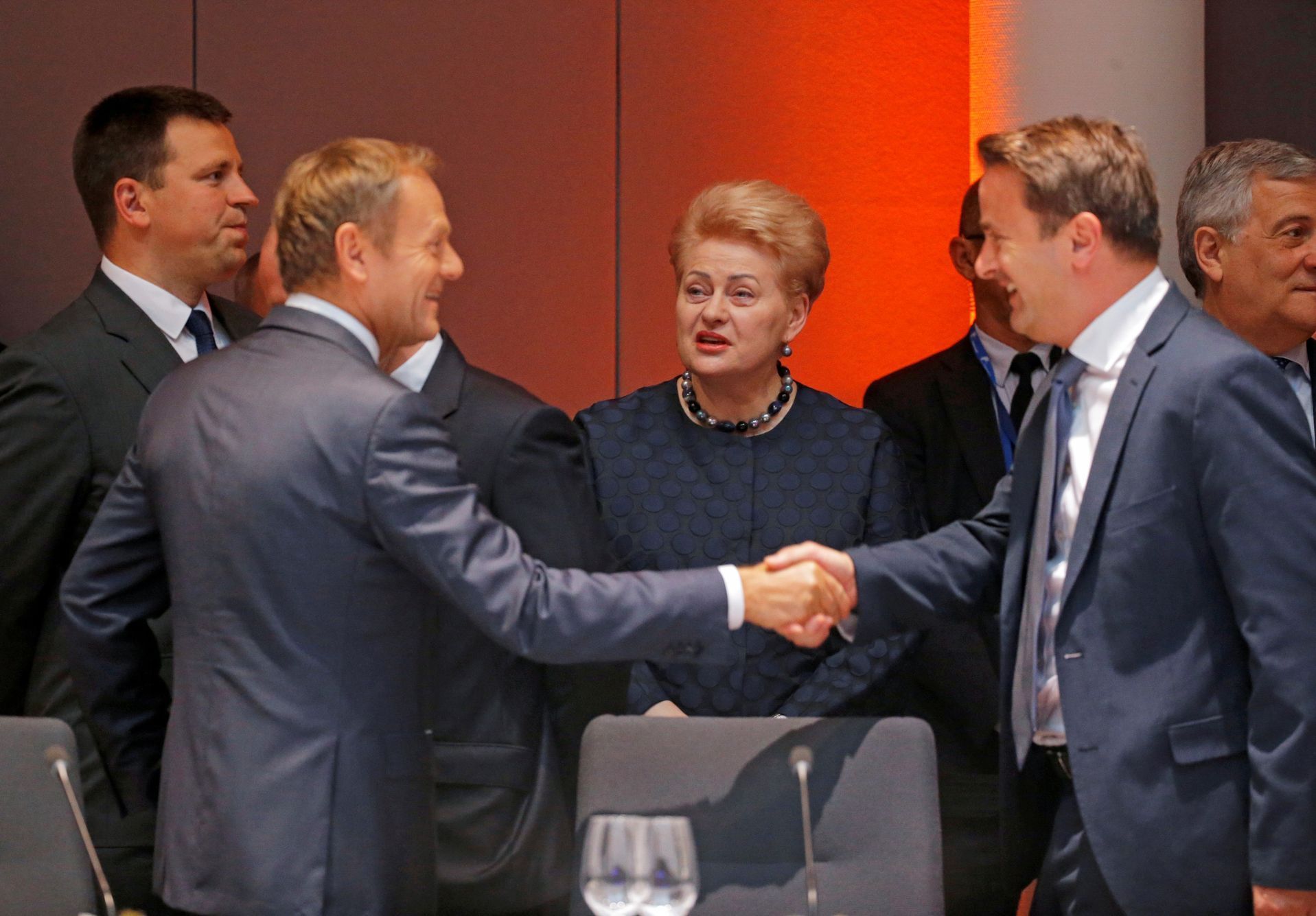 Předseda Evropské rady Donald Tusk (vlevo) a lídři členských zemí.