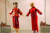Tradiční panenka v muzeu v Taipei. Tchajwan si panenku stále spojuje s dobou rozkvětu, i když Mattel výrobu přemístil do Číny již před 20 lety.