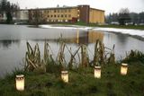 Svíčky před finskou školou, kde ve středu vraždil 18letý student.