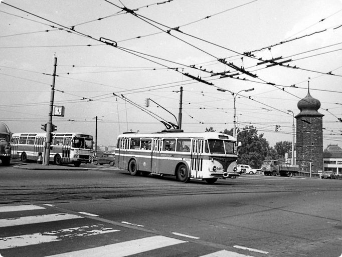 Trolejbus Škoda 8Tr u Mánesa, přelom 60. a 70. let.