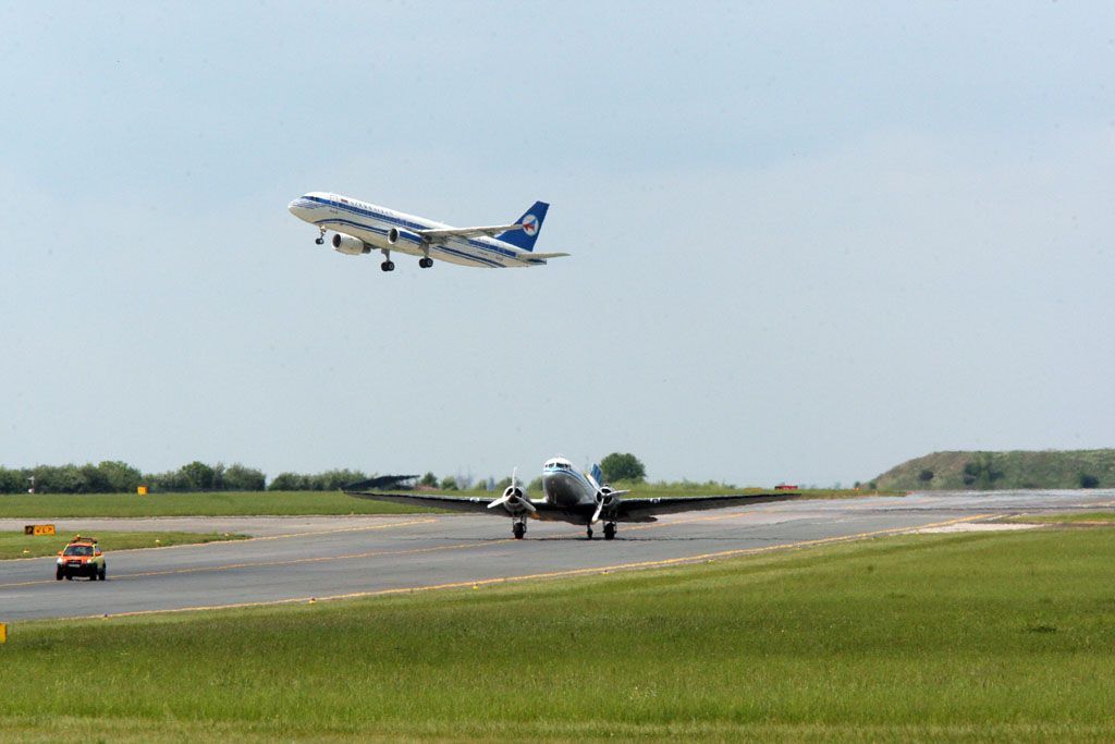 DC-3 na letišti v Ruzyni