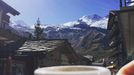 Sjezdařka Klára Křížová a její výhled v Saas Fee. Dole babí léto, nahoře zima. "Tak co jiného (než kafe)" napsala na Instagram.