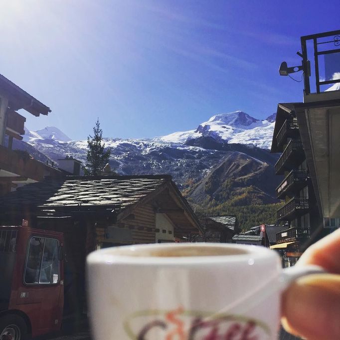 Sjezdařka Klára Křížová a její výhled v Saas Fee. Dole babí léto, nahoře zima. "Tak co jiného (než kafe)" napsala na Instagram.