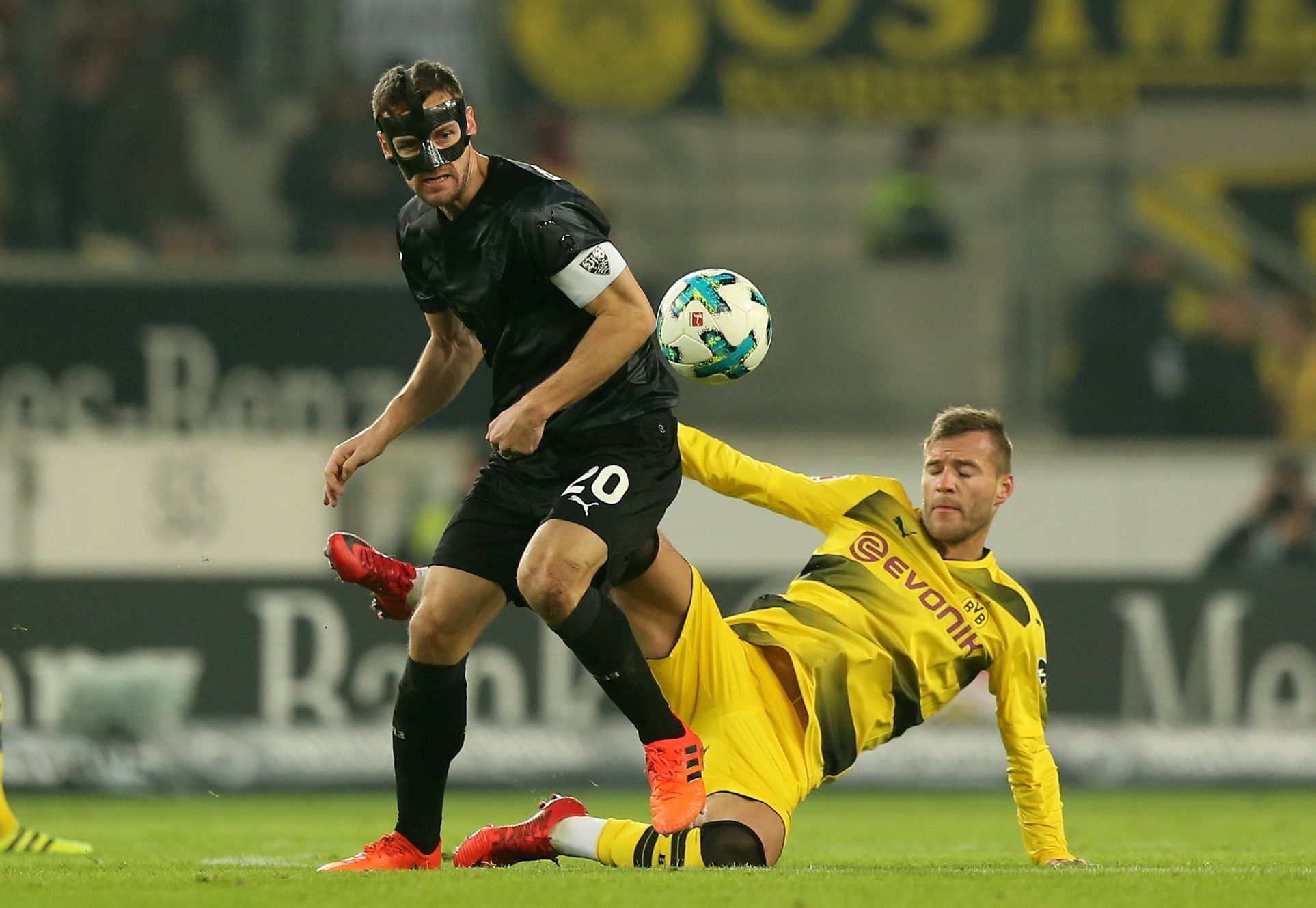 Stuttgart vs. Dortmund: Christian Gentner a Andrij Jarmolenko