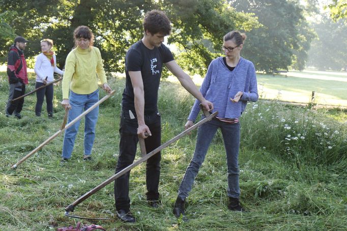 Kdo neměl sebou příbuzného, mohl se obrátit s prosbou o zaučení na přítomné organizátory. Někteří přítomní drželi kosu v rukou skutečně poprvé.