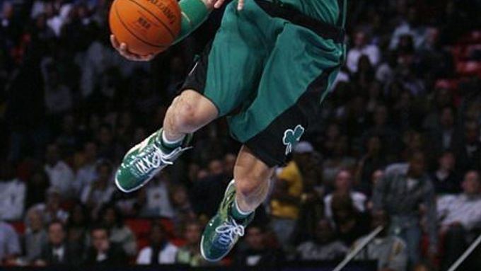 Gerald Green z Borostnu vyhrál atraktivní soutěž ve smečování v rámci All Star víkendu NBA díky efektní smeči se skokem přes stůl.