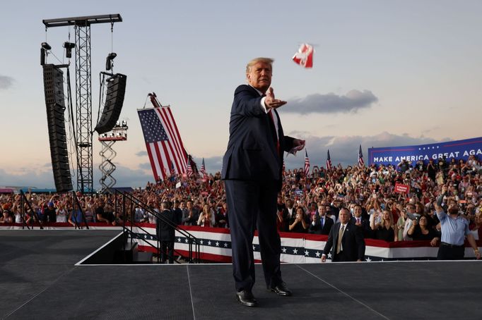 Předvolební mítink Donalda Trumpa v Sanfordu na Floridě.