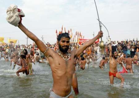 Hinduističtí poutníci se noří do Gangy