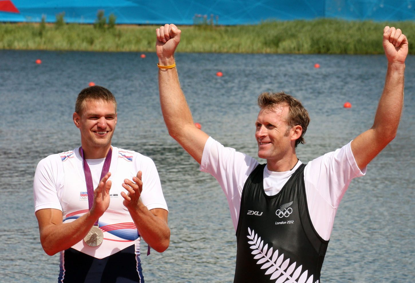 Novozélandský veslař Mahe Drysdale slaví zlatou medaili v závodě na 2 km během OH 2012 v Londýně.