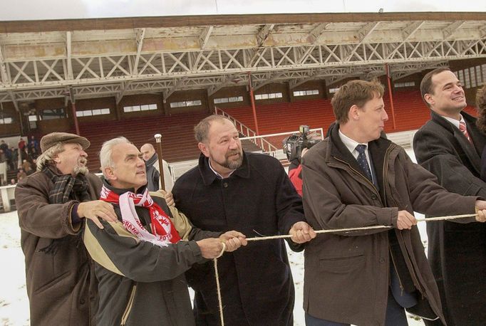 Zahájení první etapy výstavby nového fotbalového stadionu Slavie Praha  symbolickým stržením starého stožáru s osvětlením. 15. 12. 2003