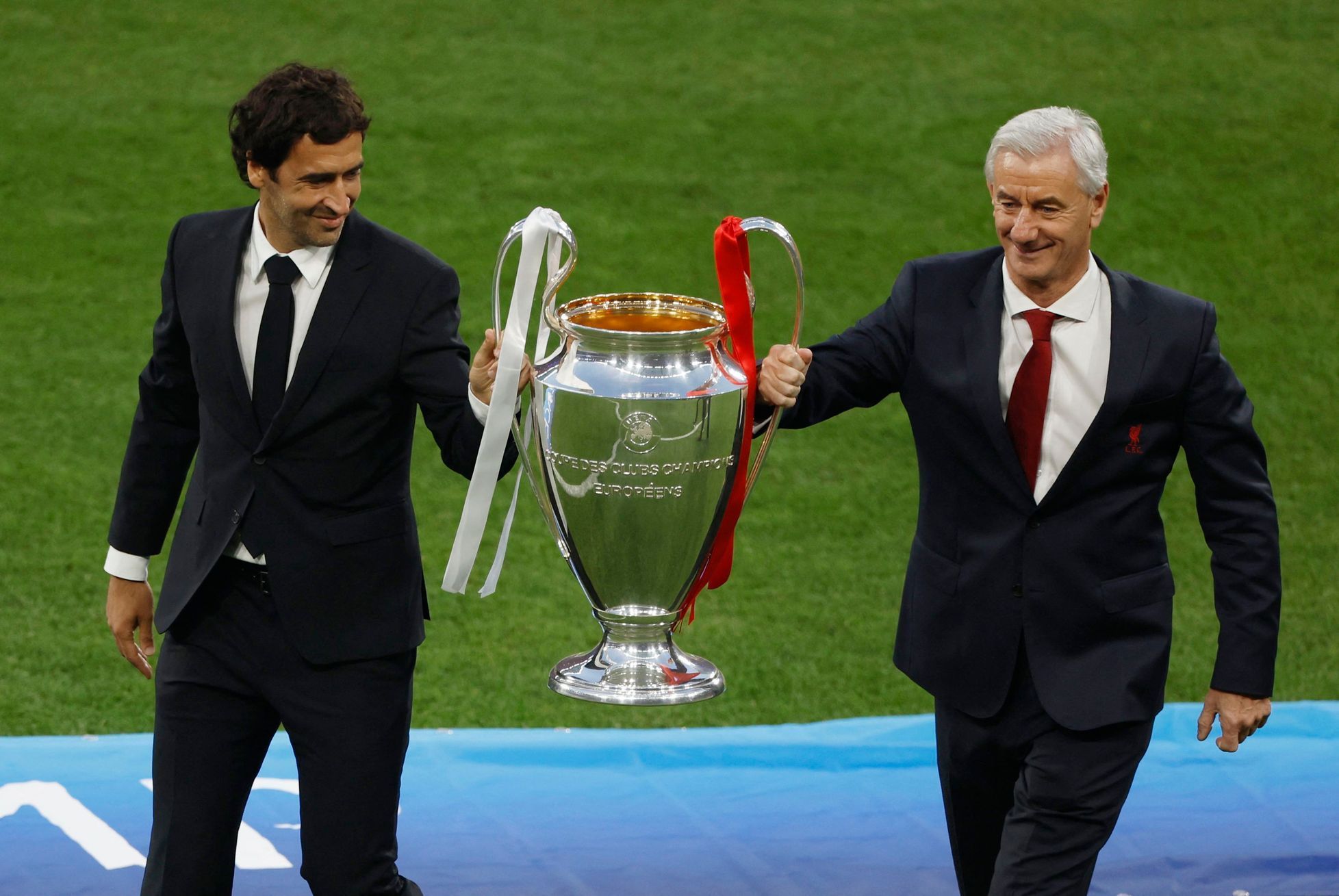 Real - Liverpool, finále Ligy mistrů 2022 (Raúl González a Ian Rush)