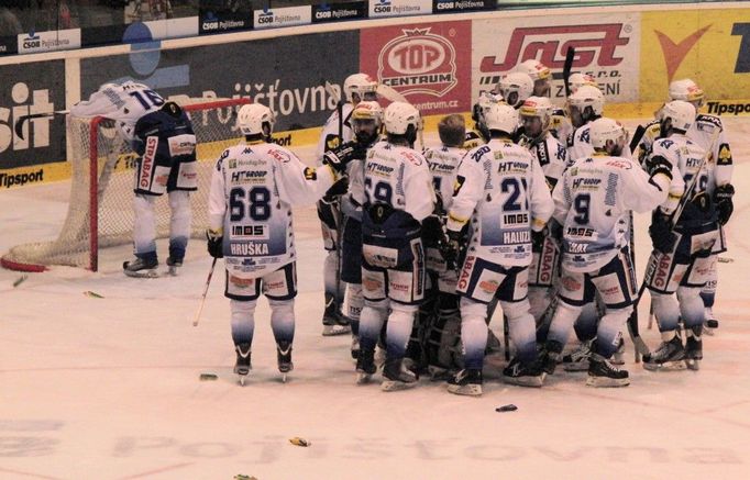 Kometa Brno oslavuje vítězství na pardubickém ledě.