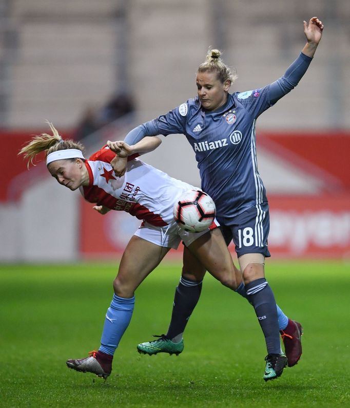 fotbal, Liga mistryň 2018/2019, odveta čtvrtfinále Bayern Mnichov - Slavia, slávistka Franny Cerny a Dominika Škorvánková z Bayernu