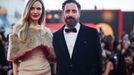 Herečka Angelina Jolie a režisér Pablo Larraín na premiéře filmu Maria v Benátkách.