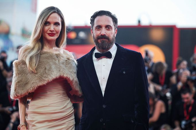 Herečka Angelina Jolie a režisér Pablo Larraín na premiéře filmu Maria v Benátkách.