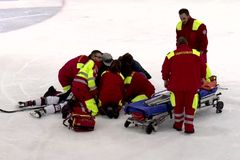 Drama v EBEL. Mladého Čecha sestřelil forvard z NHL, probral se až v sanitce
