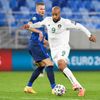 fotbal, kvalifikace Euro 2020 play off - Slovensko - Irsko David McGoldrick in action with Slovakia’s Denis Vavro
