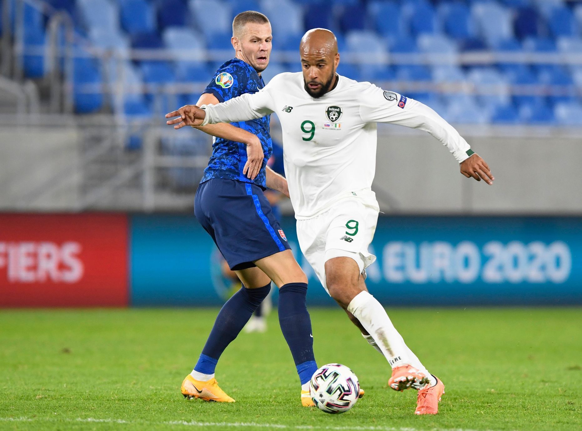 fotbal, kvalifikace Euro 2020 play off - Slovensko - Irsko David McGoldrick in action with Slovakia’s Denis Vavro