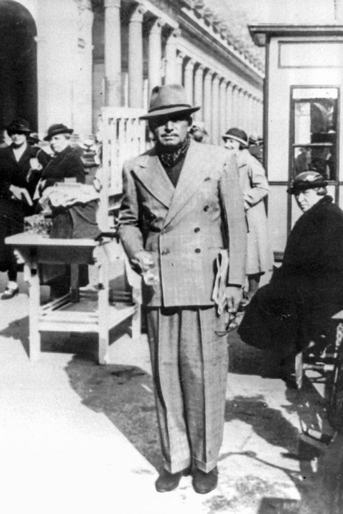 Americký herec Douglas Fairbanks v Karlových Varech. Archivní fotografie z roku 1935.