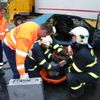 Auto skončilo pod návěsem kamionu