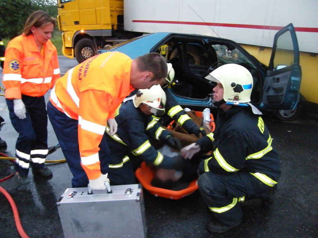 Auto skončilo pod návěsem kamionu