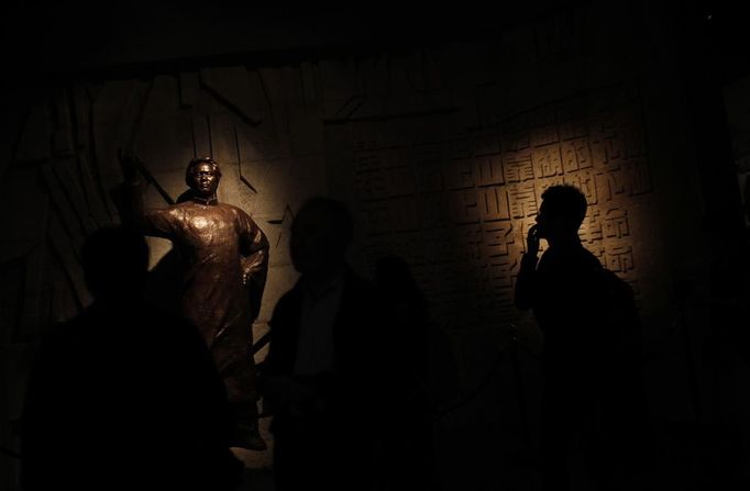 A man looks at a statue of former Chinese leader Mao Zedong at the Revolution Museum in Jinggangshan, Jiangxi province, in this September 20, 2012 file photo. China's Communist Party has dramatically stepped up its training of the country's roughly 40 million party and government officials in the past decade. With public scrutiny of cadre behaviour growing via social media, the party is likely to call for continued, and deepened, cadre education at the upcoming 18th Party Congress. At the vanguard of this education drive, alongside a Central Party School in Beijing, are three "Executive Leadership Academies" which opened in 2005 for middle-ranking and senior officials in Shanghai, Yan'an and Jinggangshan. The curriculum covers Marxism, Leninism and Mao Zedong Thought, but students may also take finance courses, receive in-depth media training or role-play crisis management scenarios on everything from disease outbreaks to train wrecks. REUTERS/Carlos Barria/Files (CHINA - Tags: POLITICS SOCIETY) Published: Zář. 24, 2012, 2:12 odp.