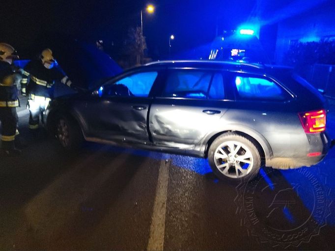 Jeden ze dvou nabouraných vozů při dopravní nehodě jednoho z blízkých osobních strážců prezidenta Miloše Zemana.