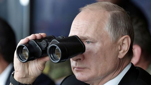 Archivní snímek prezidenta Ruské Federace Vladimira Putina při sledování vojenského cvičení v roce 2019.