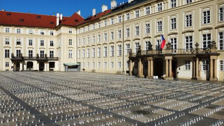30 tisíc svíček za oběti covidu. První svíčku zapálil prezident Zeman