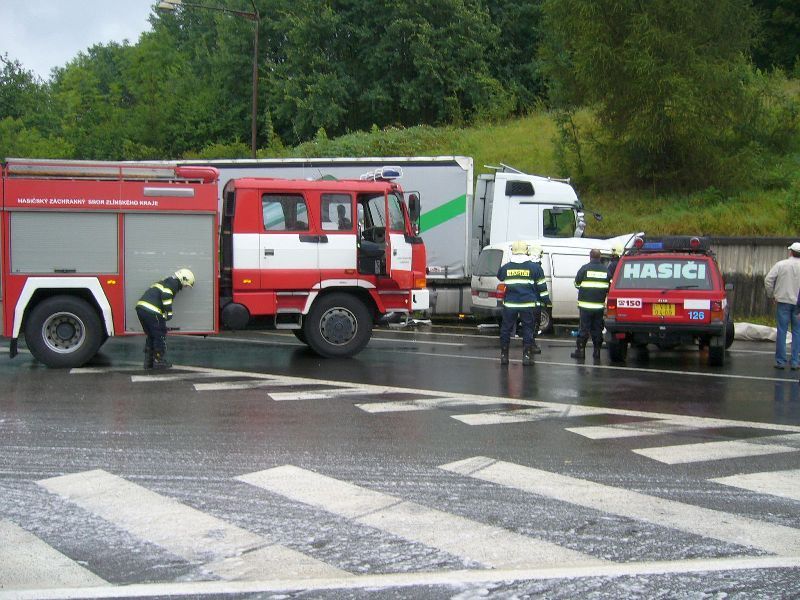 Kamion se čelně srazil s dodávkou
