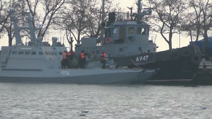 Rusové zakotvili tři zadržené ukrajinské lodě v krymském přístavu Kerč.