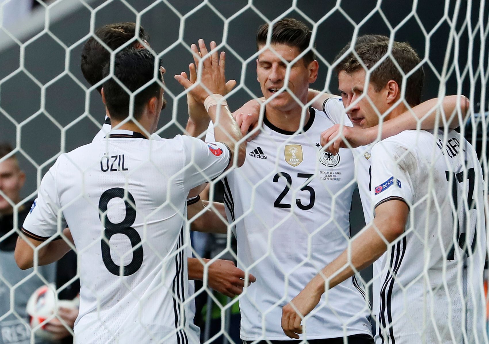 Euro 2016, Německo-Slovensko: Mesut Özil, Mario Gómez a Thomas Müller slaví gól na 2:0
