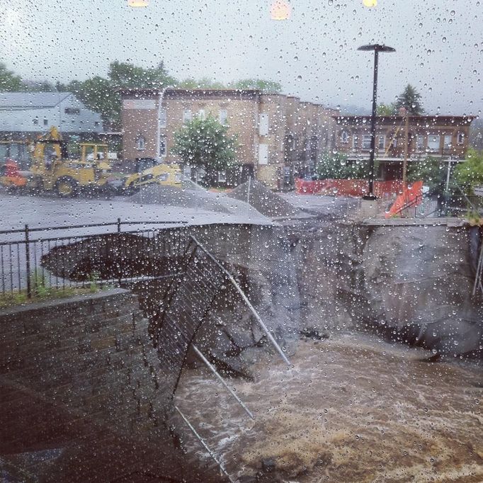 A street is flooded in Duluth, Minnesota, June 20, 2012. Heavy rains pounded northern Minnesota on Wednesday, forcing the evacuation of dozens of homes, causing mudslides and sinkholes, and swamping a zoo where several animals died and a polar bear briefly escaped its enclosure, officials said. REUTERS/ Nick Lamon (UNITED STATES - Tags: DISASTER SOCIETY ENVIRONMENT) NO SALES. NO ARCHIVES. FOR EDITORIAL USE ONLY. NOT FOR SALE FOR MARKETING OR ADVERTISING CAMPAIGNS. THIS IMAGE HAS BEEN SUPPLIED BY A THIRD PARTY. IT IS DISTRIBUTED, EXACTLY AS RECEIVED BY REUTERS, AS A SERVICE TO CLIENTS Published: Čer. 20, 2012, 11:34 odp.