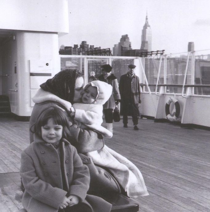 Gertruda Goepfertová-Gruberová s dětmi na palubě parníku během cesty do Spojených států.
