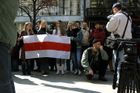 V Praze vlály zakázané běloruské vlajky