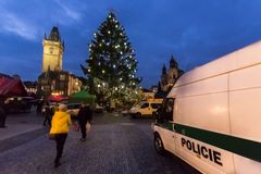 Na Staroměstském náměstí se dopoledne rozsvítil strom a začaly vánoční trhy. Bez ceremonií