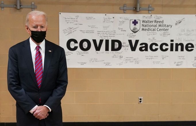 Joe Biden na návštěvě očkovacího centra v Marylandu.