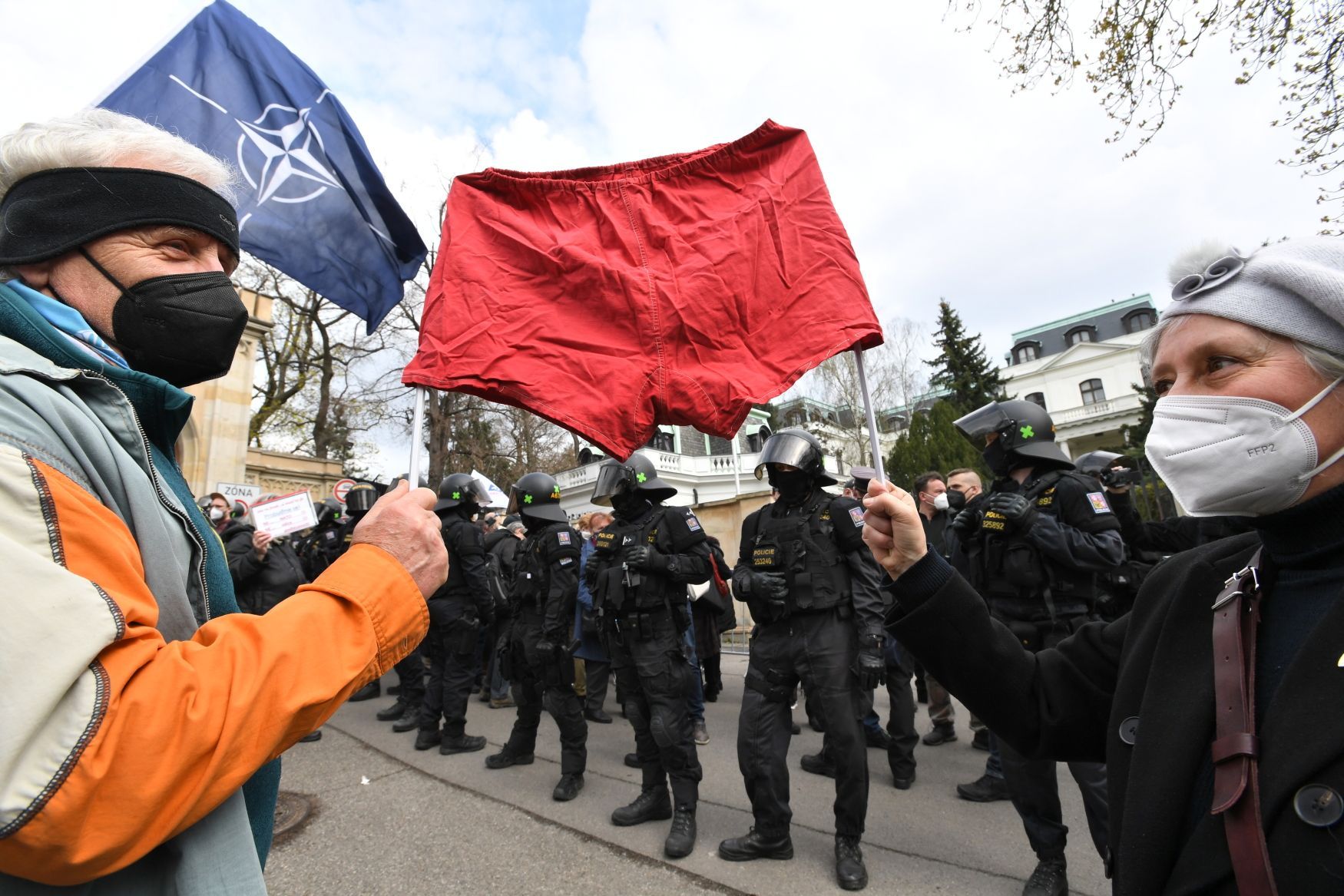 18. 4. 2021 - první protest před Ruské velvyslanectví, ambasáda, protesty, klid, média, policie, Vrbětice, náměstí Borise Němcova