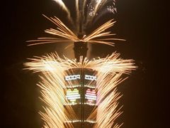 Ohňostroj odpálený z nejvyšší budovy světa - věže Taipei 101 na Tchajwanu.