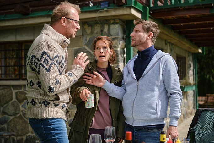 Martin Pechlát jako architekt Daniel, Barbora Seidlová jako Diana a Jaromír Nosek coby její manžel Erik ve filmu Něco za něco.