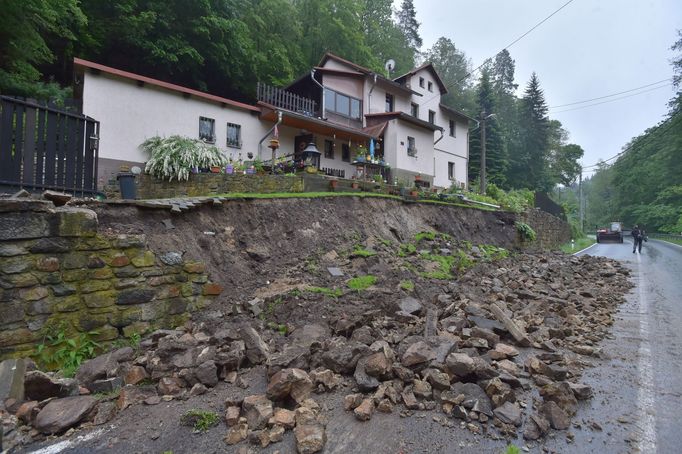 U Lokte na Sokolovsku se zřítila opěrná zeď u domu v části Údolí. Kameny a hlína zasypaly silnici mezi Loktem a Horním Slavkovem.