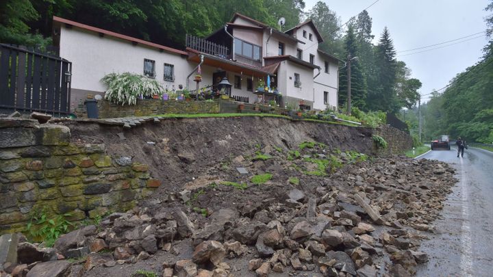 V Lokti se utrhla opěrná zeď u domu a zavalila silnici, nikdo nebyl zraněn
