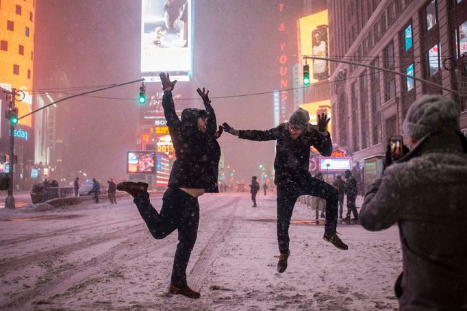 Lidé se fotí na Times Square v New Yorku, v časných ranních hodinách 27.ledna 2015.