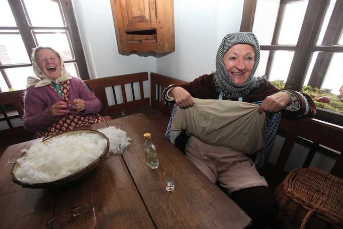 Při povídání najednou tetička Filoména zvedla sukni a ukázala, že má pořádné spodní prádlo, takže ji zima nijak neohrozí. Poté prozradila, že kompletní oblečení zdědila po stařence, které by letos bylo už sto deset let.