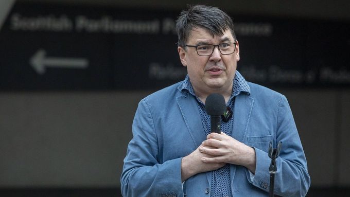 Zatčení irského scénáristy Grahama Linehana (na archivním snímku) odsoudila řada známých osobností, včetně spisovatelky J. K. Rowlingové, a označily ho za "zcela nepřijatelné".
