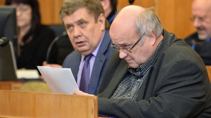Ondřej Havlín (vpravo) a Boris Štefl u soudu. Po jejich schůzce měl podle rozsudku dát Havlín žalobci Pavlu Suchánkovi úplatek.